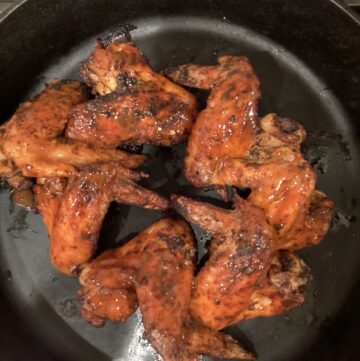 seasoned and crispy chicken wings