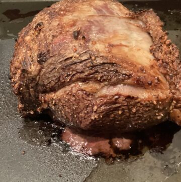 Rare prime rib roast